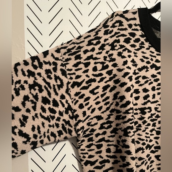 T Tahari Leopard Print Crew Neck Sweater - Picture 6 of 9